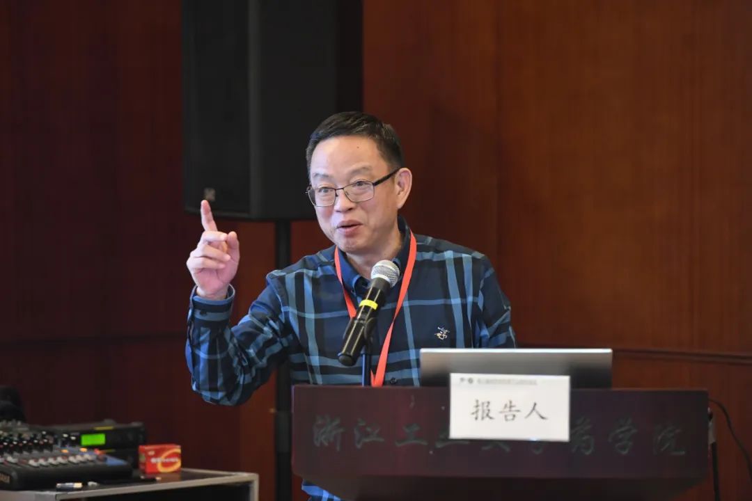 舒理建教授作专题学术报告.jpg