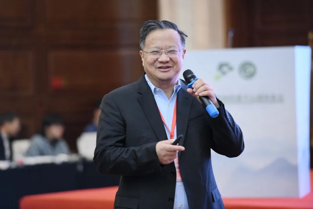 张绪穆教授作专题学术报告.jpg