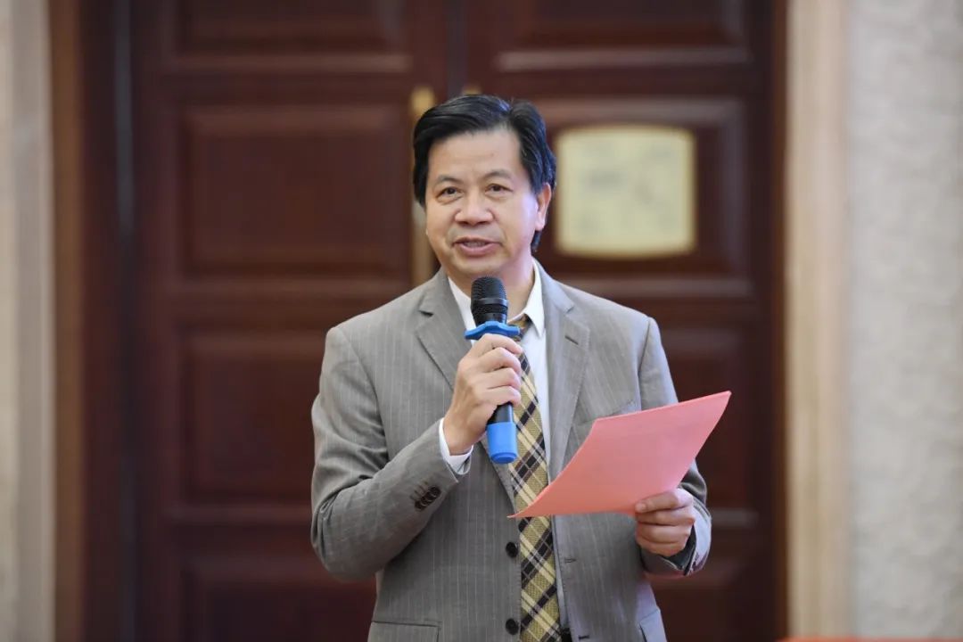 苏为科教授主持大会专题学术报告.jpg